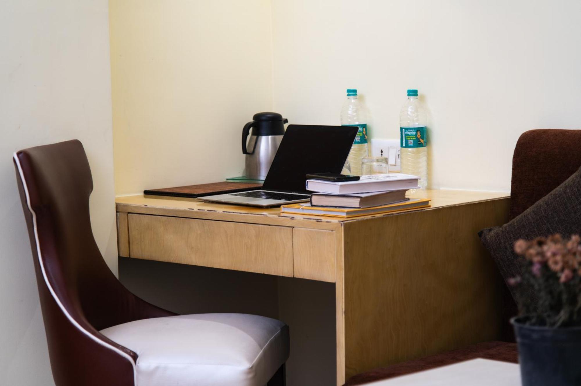 Mayur Hotel Ню Делхи Екстериор снимка