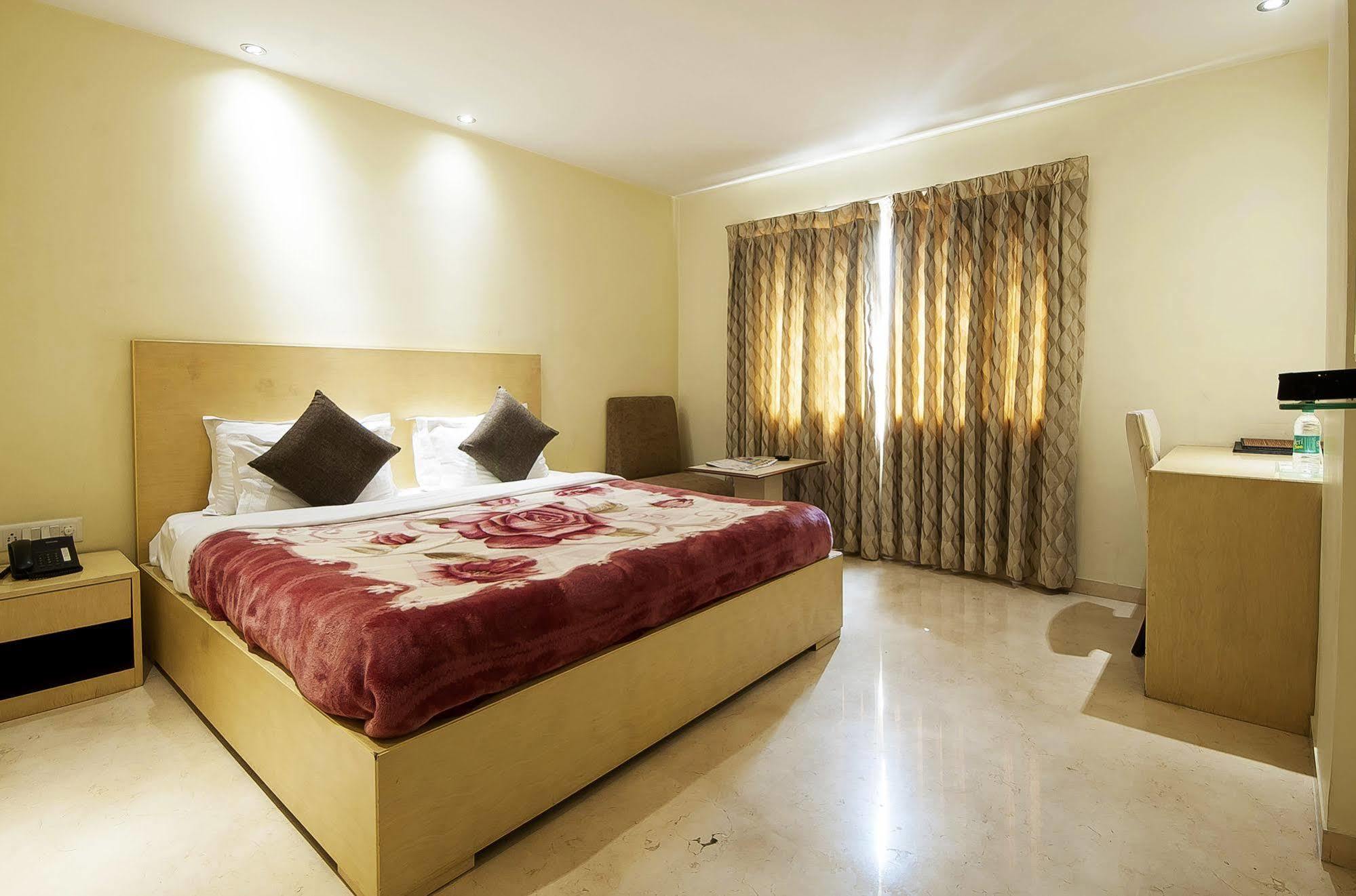 Mayur Hotel Ню Делхи Екстериор снимка