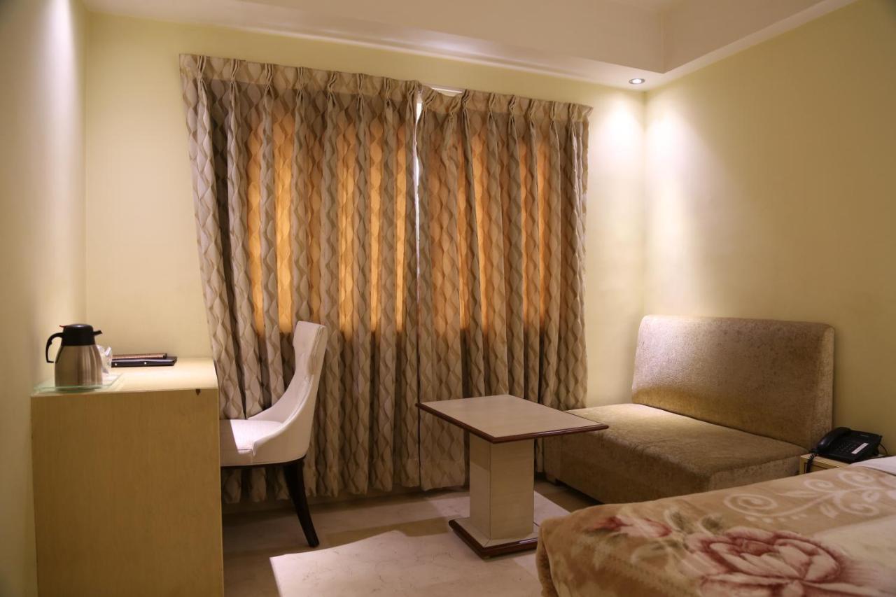 Mayur Hotel Ню Делхи Екстериор снимка